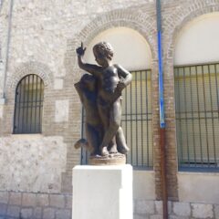 La estatua de la antigua fuente del colegio de La Villa rescatada del olvido
