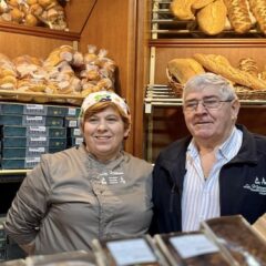 La Junta premia a la histórica panadería Los Mellizos