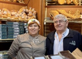 La Junta premia a la histórica panadería Los Mellizos