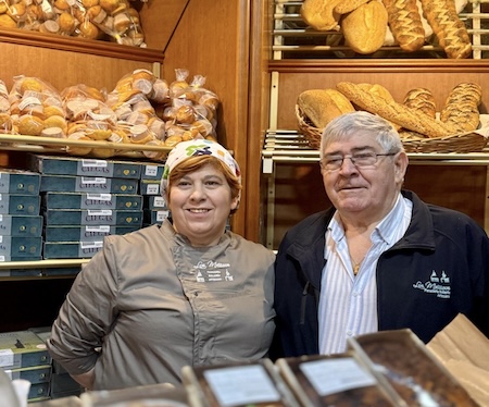 La Junta premia a la histórica panadería Los Mellizos